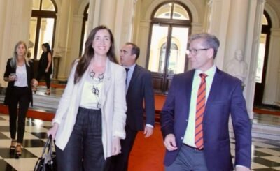 VILLARRUEL Y VISCHI CON MADEREROS EN CASA ROSADA