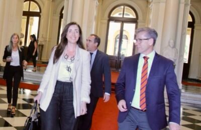 VILLARRUEL Y VISCHI CON MADEREROS EN CASA ROSADA