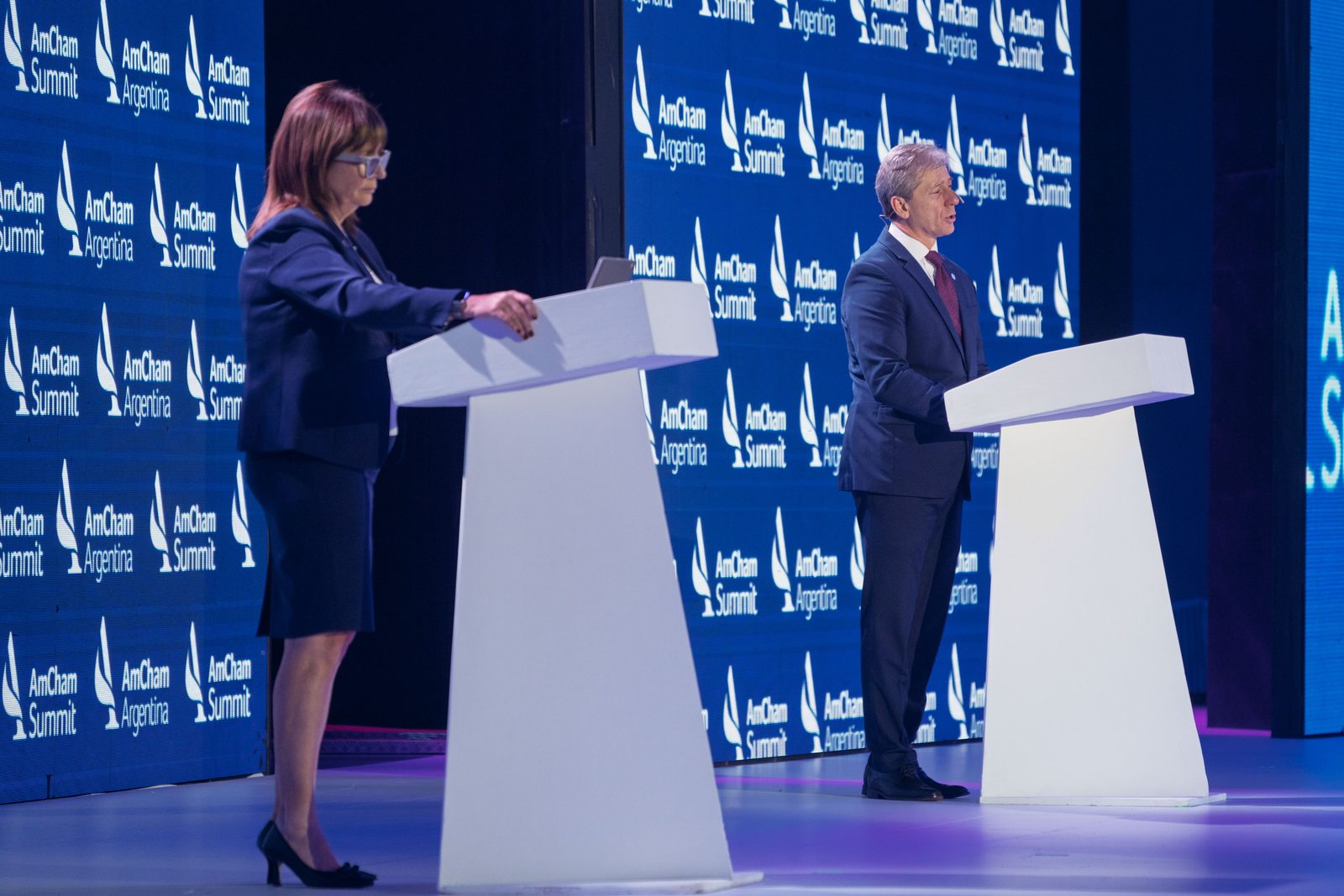 Vischi junto a Patricia Bullrich en el panel de la AmCham Summit 2026