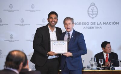 Distinci&oacute;n a Vischi en el Senado: recibi&oacute; el Premio Parlamentario