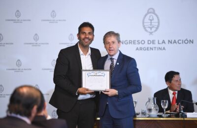 Distinci&oacute;n a Vischi en el Senado: recibi&oacute; el Premio Parlamentario