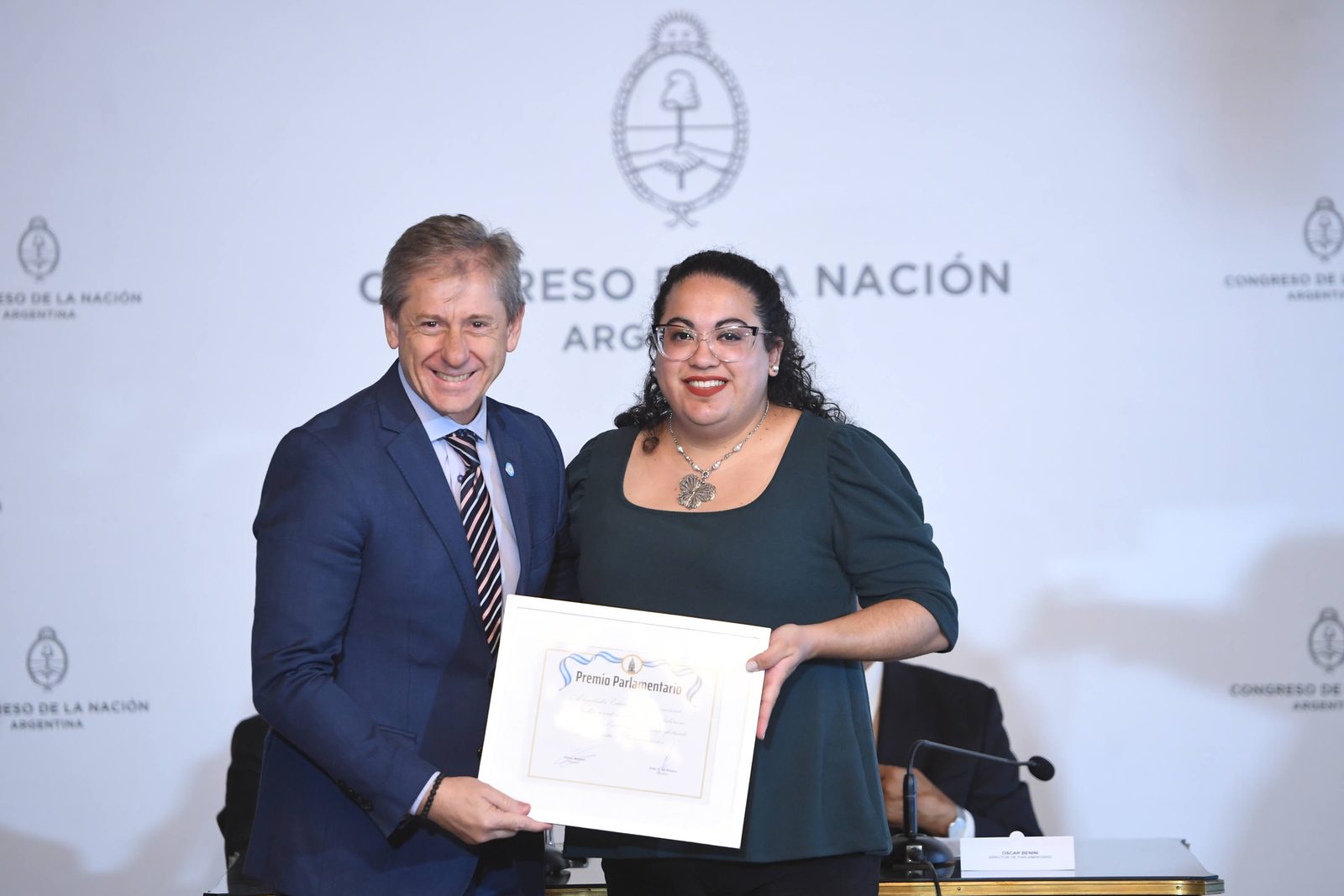 Eduardo Vischi entrega una distinción del Premio Parlamentario