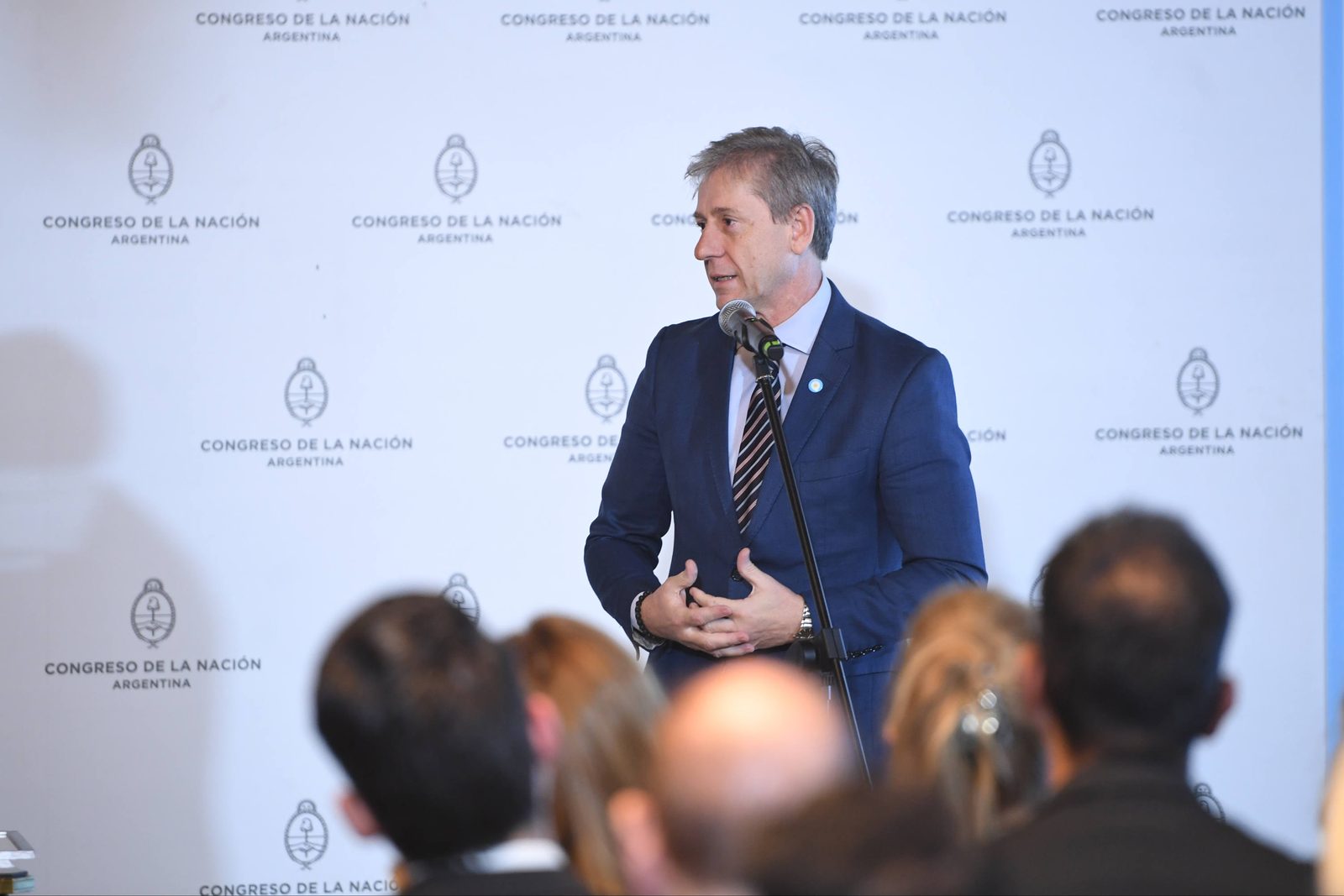 Eduardo Vischi durante la entrega del Premio Parlamentario